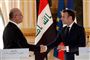 Præsident Emmanuel Macron trykker hånd med Iraks præsident, Barham Saleh, i Elysee-palæet i Paris.