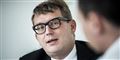 Beskæftigelsesminister Troels Lund Poulsen (V) er tilfreds med en ny vejledning, hvis formål er at beskytte ansatte mod krænkende handlinger. (Arkivfoto).