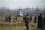 Indiske soldater i Kashmir-regionen, hvor en indisk militærhelikopter er landet.