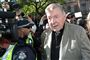 Kardinal George Pell ved domhuset i Melbourne, hvor den 77-årige er blevet fundet skyldig i seksuelle overgreb mod to mindreårige kordrenge i sit hjemland for over to årtier siden.
