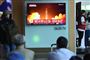 Et fjernsyn viser optagelser af en nordkoreansk missilopsendelse i april 2018. Nedrustning af atomvåben er onsdag på programmet, når Trump og Kim Jong-un mødes i Vietnam.