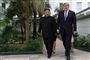 Nordkoreas leder, Kim Jong-un, og USA's præsident, Donald Trump, følges ad til torsdagens møde i Hanoi, Vietnam.