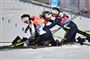 Stina Nilsson blev overfaldet af jublende holdkammerater, da hun havde sikret Sverige guld på fire gange fem kilometer stafet.