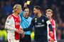 Sergio Ramos fik gult kort efter et frispark mod Ajax-danskeren Kasper Dolberg i slutminutterne af ottendedelsfinalen i Champions League.