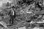 En mand kravler hen over murbrokkerne 18. juli 1994, efter en massiv bombe har ramt det jødiske center AMIA i Buenos Aires. 85 mistede livet, og flere hundrede blev såret. De skyldige er aldrig fundet.