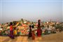 Rohingya-børn går rundt i Balukhali-lejren i Bangladesh, hvor flere hundredetusinder flygtninge bor. Nu har Bangladesh sagt stop for flere flygtninge til landet.