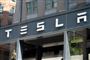 Den amerikanske elbilproducent Tesla lukker mange butikker og vil fremover kun sælge bilen på internettet. Tesla havde med sidste års udgang 378 butikker globalt, hvoraf en del kommer til at lukke, siger selskabets stifter, Elon Musk.