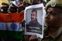 Indiske sikkerhedsstyrker fremviser et foto af piloten Abhinandan Varthaman mens de venter på, at han bliver udleveret fra Pakistan. I Indien opfattes den pakistanske udmelding som en diplomatisk sejr. De indiske ledere har gjort det klart, at Indiens militære beredskab i Kashmir forbliver højt.