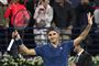 Roger Federer jubler efter sin sejr i semifinalen i Dubai Championships over Borna Coric.
