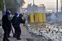Demonstranter forskanser sig bag plader, mens politiet med besvær forsøger at inddæmme protesterne i Algiers gader. - Bye, bye Boteflika, lyder tilråbet fra demonstranterne til Algeriets aldrende og autoritære præsident.