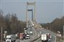 Lillebæltsbroen (her set fra Fyn) har lørdag morgen lukket for trafik i begge retninger på grund af flere færdselsuheld. Tæt tåge ligger over broen, og sigtbarheden er dårlig, oplyser politiet, som også advarer om glatte veje. (Arkivfoto)
