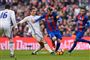 Barcelonas Lionel Messi (i midten) ses i duel med den tidligere Real Madrid-spiller Cristiano Ronaldo i en ligakamp for nogle sæsoner siden. Siden er Ronaldo skiftet til Juventus.
