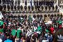 Algeriske demonstranter over for landets politi i forbindelse med fredagens massive demonstrationer mod regimet i Algeriet.