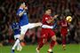 Evertons Michael Keane (tv.) og Liverpools Roberto Firmino i duel under mødet mellem de to byrivaler tilbage i december. (Arkivfoto)