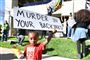 Drabet på Stephon Clark førte til massive protester flere steder i USA. På billedet ses 2-årige Jayceon Hurtz holde et skilt med påskriften "Mord i din baghave" til en Black Lives Matter-demonstration.