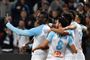 Marseilles italienske angriber Mario Balotelli (til venstre) tager en selfie med sine holdkammerater efter en scoring midt i søndagens kamp mod Saint-Etienne på Stade Vélodrome i Marseille.