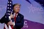 Præsident Donald Trump har tidligere omtalt EU som en "fjende". Her krammer han Stars and Stripes på et møde for konservative politikere (CPAC) i weekenden.

FILE PHOTO: U.S. President Donald Trump hugs American flag at the Conservative Political Action Conference (CPAC) annual meeting at National Harbor near Washington, U.S., March 2, 2019. REUTERS/Yuri Gripas/File Photo