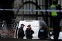 Politi afspærrer dele af Waterloo Station i London, efter at tre brevbomber   blev sendt til to lufthavne og en togstation i den britiske hovedstad.
