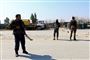 Afghanske styrker holder vagt i nærheden af det byggefirma, hvor angrebsmænd onsdag morgen dræbte 16 ansatte.