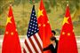 Kinesiske embedsmænd retter kineiske og amerikanske flag til forud  for en ny runde handelsforhandlinger i Beijing i februar. Forhandlere fra de to lande har i næsten tre måneder på skift haft samtaler i Beijing og senest i Washington.

