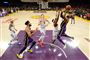 LeBron James (nummer 23) fra Los Angeles Lakers scorer her sit point nummer 32.293 i karrieren og overhaler dermed Michael Jordan på listen over de mest scorende spillere nogensinde i NBA. James ligger nu på fjerdepladsen.