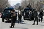 Afghansk politi nær stedet, hvor flere eksplosioner torsdag fandt sted i Afghanistans hovedstad, Kabul.