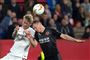Sevilla med danske Simon Kjær i startopstillingen fik blot uafgjort mod Slavia Prag. Her er den danske landsholdsanfører i kamp mod Prags Jan Boril.