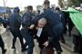 Politiet i Algeriet greb ind over for advokater og journalister, som torsdag demonstrerede Algier mod landets aldrende og sygdomssvækkede præsident, den 82-årige Abdelaziz Bouteflika.