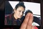 Renu Begum, søster til den britiske teenagepige Shamima Begum, med et foto af sin søster, som hun håber kan vende tilbage til Storbritannien.