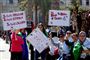 Algeriske demonstranter i den nordlige kystby Oran protesterede fredag mod landets aldrende præsident, Abdelaziz Bouteflika. Demonstrationer i mange af landets storbyer var de hidtil største mod præsidentens beslutning om at genopstille ved det kommende valg.
