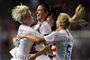 Megan Rapinoe fejrer her et mål for USA med holdkammeraterne Alex Morgan og McCall Zerboni. Tøjmærket Adidas har givet dem endnu mere at juble over.