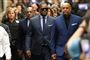 R. Kelly (med solbriller), da han ankom til retten i sagen om børnepenge den 6. marts ved Chicago. R. Kelly er blandt andet kendt for superhittet "I Believe I Can fly".