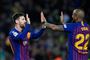 Barcelona-stjernen Lionel Messi (til venstre) kunne fejre sit mål på straffespark med holdkammeraten Arturo Vidal.