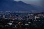 Venezuelas hovedstad, Caracas, lå lørdag fortsat mørkelagt som følge af et omfattende strømnedbrud i landet.