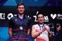 Kento Momota (til højre) står med beviset på søndagens sejr over Viktor Axelsen i All England.