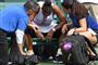 Serena Williams bliver tilset af en læge, efter hun søndag måtte trække sig i tredje runde af WTA-turneringen i Indian Wells.