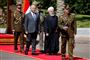 Iraks præsident, Barham Salih, tager imod Irans præsident, Hassan Rouhani, ved en ceremoni på Salampaladset i Bagdad.