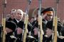 Ruslands forsvarsminister, Sergej Sjojgu (med kasket) ses her sammen med præsident Vladimir Putin ved en militærparade i februar.