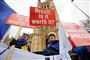 Tirsdag aften skal Underhuset i Storbritannien stemme om udtrædelsesaftalen med EU - med nye tilføjelser. Brexit-modstandere demonstrerer her foran Underhuset 14. januar.