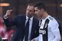 Massimiliano Allegri giver råd til Cristiano Ronaldo under en Serie A-kamp. Allegri får også brug for Ronaldos hjælp i Champions League, hvis Juventus skal undgå knockout tirsdag aften.