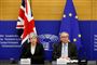 Storbritanniens premierminister, Theresa May (til venstre), mødtes sent mandag aften med EU-Kommissionens formand, Jean-Claude Juncker (til højre). På et pressemøde præsenterede de en supplerende aftale.