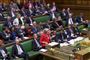 Theresa May talte tirsdag i det britiske parlamentet, få timer før der tirsdag aften afholdes en afgørende afstemning.