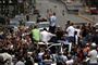 Venezuelas oppositionsleder og selvudråbte præsident, Juan Guaidó, taler ved en af tirsdagens demonstrationer i Caracas. Siden torsdag har landet været uden strøm, og begge sider beskylder den anden fløj for at være skyld i miseren.