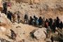 Islamisk Stat-krigere og deres familier kommer gående i byen Baghouz tirsdag, på vej til at overgive sig til Syriens Demokratiske Styrker (SDF).