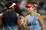 Belinda Bencic fra Schweiz (til højre) slog tirsdag aften verdens nummer et Naomi Osaka ud af den store Indian Wells-turnering i Californien.