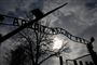 "Arbeit Macht Frei" hænger over indgangspartiet til koncentrations- og udrydelseslejren Auschwitz i Polen.