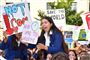Skoleelever demonstrerer mod de manglende fremskridt i klimakampen, her i Wellington i New Zealand, som er en af de første byer, hvor fredagens globale klimademonstrationer er indledt.