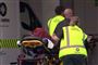 Redningsmandskab ankommer med en person på en båre til et hospital i Christchurch i New Zealand, hvor der meldes om et blodigt skyderi ved en moské.