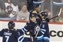 Nikolaj Ehlers (i midten) fejrede sin scoring mod Boston Bruins i en klump af Winnipeg Jets-spillere.