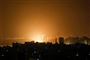 Det israelske luftangreb lyste himlen kraftigt op over bygningerne i Gaza City natten til fredag. Det israelske militær bomber som svar på affyringen af raketter fra Gazastriben mod Tel Aviv-området.
